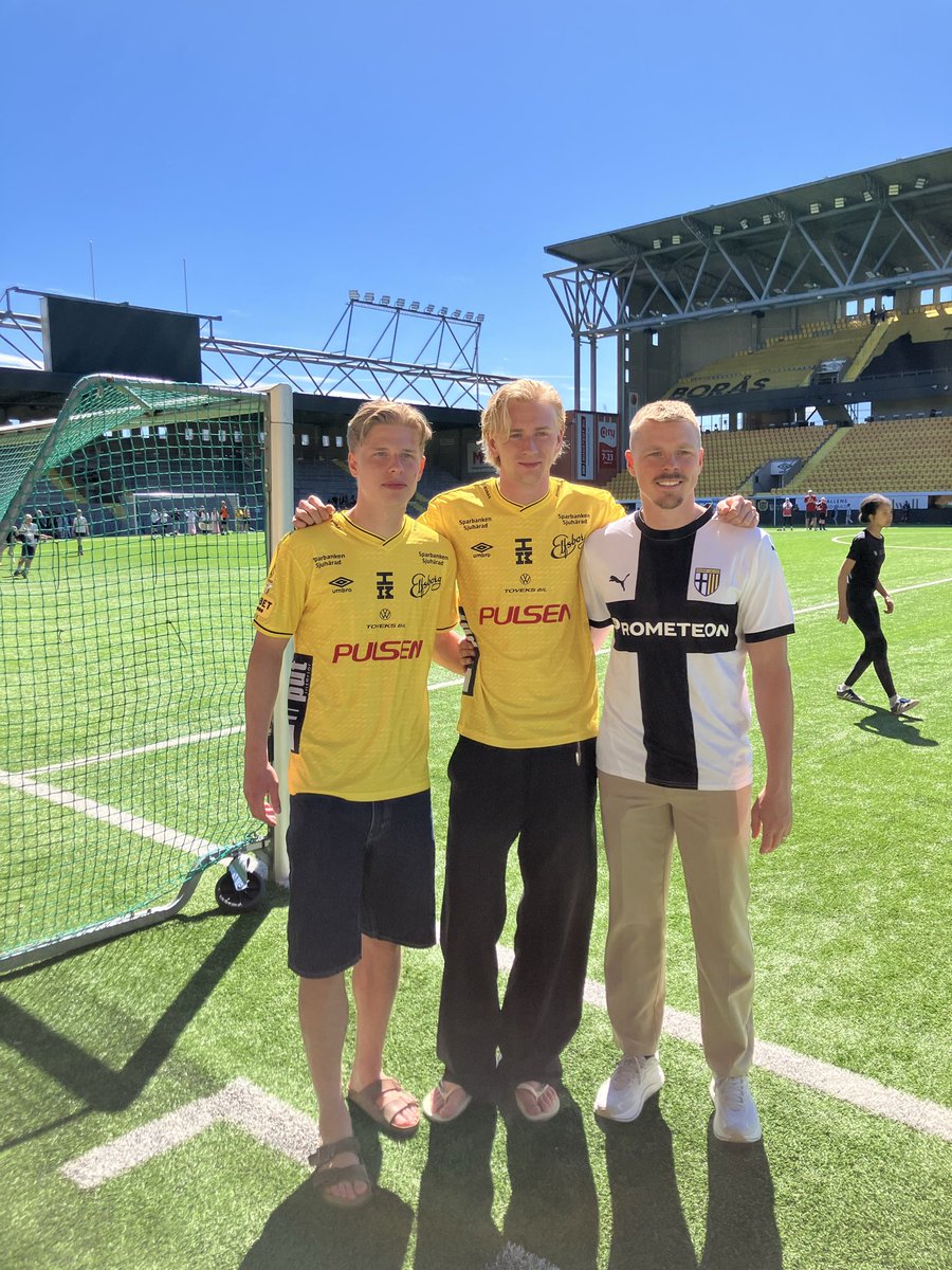 EricSjolin's tweet photo. Pinocchio Cup 2026! 
En tradition bland elever i år 6 för skolor som tillhör Borås Stad är att få mötas i en fotbollsturnering på Borås Arena. Min skola gick segrande i killgruppen. Dessutom var Guliganerna och herrspelare var på besök. Kanondag! https://t.co/YqwQcTmzve