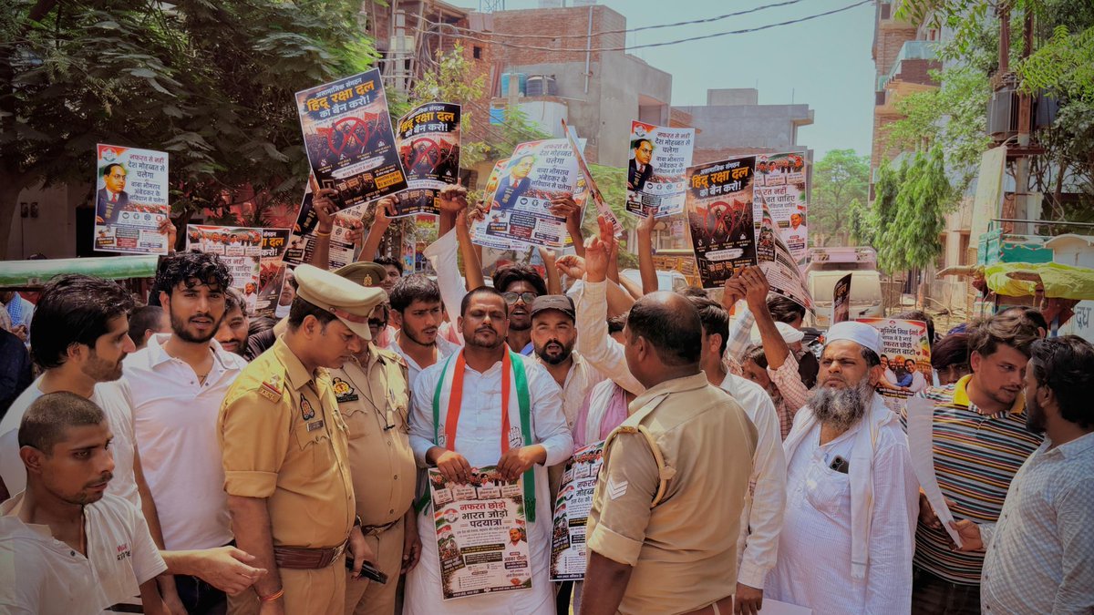 AkbarCongress's tweet photo. आज दिनांक 04 जून 2026 को अकबर चौधरी, उत्तर प्रदेश महासचिव अल्पसंख्यक कांग्रेस, के नेतृत्व में उत्तर प्रदेश में बढ़ती नफरत, भेदभाव एवं सामाजिक वैमनस्य के विरुद्ध तथा हिंदू रक्षा दल संगठन पर प्रतिबंध लगाने की मांग को लेकर "नफरत छोड़ो, भारत जोड़ो पदयात्रा" का आयोजन किया गया था।
यह पदयात्रा पसौण्डा से प्रारंभ होकर दिल्ली स्थित प्रधानमंत्री आवास तक पहुंचकर ज्ञापन सौंपने हेतु निर्धारित थी। किंतु गाजियाबाद प्रशासन द्वारा हमें हमारे आवास पर ही नजरबंद (हाउस अरेस्ट) कर दिया गया। इसके बावजूद हमने अपने कार्यकर्ताओं के साथ दिल्ली जाने का भरसक प्रयास किया, लेकिन पुलिस प्रशासन द्वारा रास्ते में रोक दिया गया। इस दौरान कार्यकर्ताओं और पुलिस के बीच धक्का-मुक्की एवं तीखी नोकझोंक भी हुई, फिर भी हमें आगे नहीं बढ़ने दिया गया।
अंततः हमने अपनी मांगों से संबंधित ज्ञापन पुलिस प्रशासन को सौंपा, जिसे एसआई अरुण कुमार जी ने प्राप्त किया। ज्ञापन के माध्यम से मांग की गई कि प्रदेश में बढ़ रही नफरत, भेदभाव और सामाजिक वैमनस्य की घटनाओं पर प्रभावी कार्रवाई की जाए तथा हमारी सभी प्रमुख मांगों पर गंभीरता से विचार किया जाए। साथ ही चेतावनी दी गई कि यदि मांगों पर शीघ्र कार्रवाई नहीं की गई तो भविष्य में इससे भी बड़ा जनआंदोलन किया जाएगा।
इस अवसर पर बड़ी संख्या में कांग्रेस कार्यकर्ता एवं सामाजिक न्याय, संविधान और भाईचारे में विश्वास रखने वाले साथी उपस्थित रहे।मुख्य रूप से उपस्थित रहे मुरसलीन चौधरी जिला अध्यक्ष आउटरीच कांग्रेस गाजियाबाद, सलमान मंसूरी जिला अध्यक्ष एनएसयूआई गाजियाबाद, शादाब अब्बासी महानगर अध्यक्ष यूथ कांग्रेस गाजियाबाद,साहिल अब्बासी,मंडल अध्यक्ष मुन्तयाज सैफी, वार्ड 64 अध्यक्ष अली शेर सैफी,इमरान चौधरी,गुलफाम चौधरी, शमशाद तोमर,सिंगर वाजिद चौधरी,यासीन, बाबू सैफी,आस मोहम्मद सैफी,सानू सैफी,फिरोज सैफ,मोहसिन चौधरी, मुदस्सर,सोहेल,नेईम चौधरी,उमर,अयान, शमशाद,अकरम सैफी,सलमान, जुनेद सैफी आदि कांग्रेसी कार्यकर्ता मौजूद रहे @myogiadityanath @RahulGandhi @priyankagandhi @dgurjarofficial @avinashpandeinc @Narwal_inc @ShayarImran @INCUttarPradesh