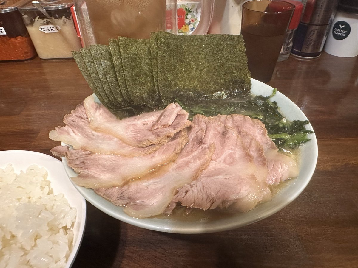 tonsoku0524's tweet photo. 朝の在宅勤務からの出勤途中
キラリナの駐車場にバイクを止めて
吉祥寺の洞くつ家へ
朝一で並んでブランチがてらチャーシュー麺
2人オペレーションで大変そうでしたが
味はきっちり洞くつ家でしたよ
今日も美味しいラーメンをありがとうございました😊
#吉祥寺
#洞くつ家
#家系 https://t.co/lPCw8olNQ8