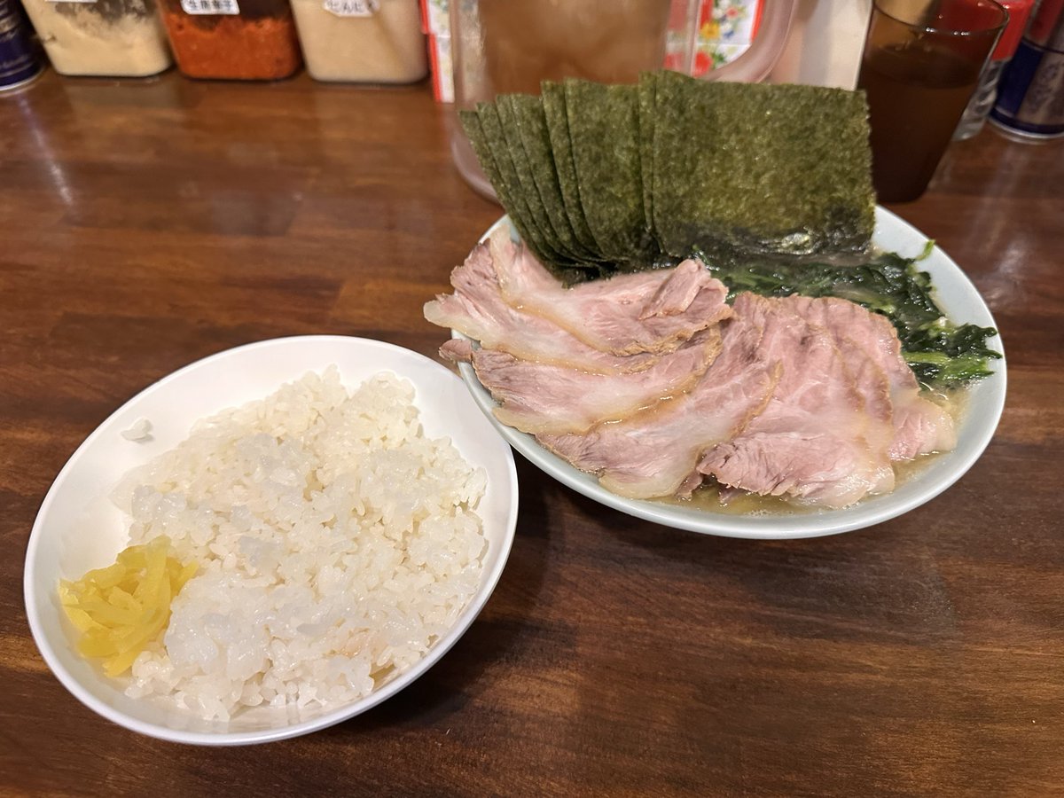 tonsoku0524's tweet photo. 朝の在宅勤務からの出勤途中
キラリナの駐車場にバイクを止めて
吉祥寺の洞くつ家へ
朝一で並んでブランチがてらチャーシュー麺
2人オペレーションで大変そうでしたが
味はきっちり洞くつ家でしたよ
今日も美味しいラーメンをありがとうございました😊
#吉祥寺
#洞くつ家
#家系 https://t.co/lPCw8olNQ8