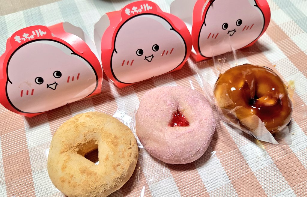 IjMk3m's tweet photo. もっちゅりん美味しかった順

🥇【もっちゅりんきなこ】
216円 205kcal
🥈【もっちゅりんいちご】
237円 240kcal
🥉【もっちゅりんみたらし】
226円 229kcal
※テイクアウト価格

生地はもっちりほぼお餅みたいな食感

きなこ 優しい甘みでシンプルにきなこを楽しめる

いちご 甘めのいちごシュガーとまったりホイップにフィリングの甘酸っぱさがいいアクセントでよりスイーツ感あり満足感高め

みたらし甘さとしょっぱさのバランス絶妙ほぼみたらしだんご食べにくさはナンバーワン