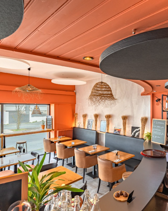 saintgobain's tweet photo. [#MardiConseil]
🔇Dans un restaurant, l’expérience client passe aussi par le confort acoustique.
🍽️À La Rochelle, le restaurant Mezcla a amélioré son ambiance sonore grâce aux solutions @EcophonFR et à ses îlots acoustiques Ecophon Solo Circle™. https://t.co/Vk9KFNeai5