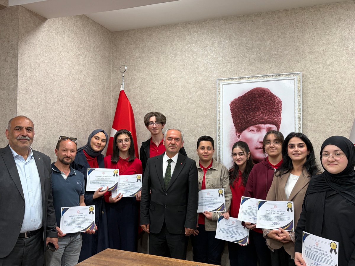 aybastiilce_mem's tweet photo. 📌 Aybastı Fen Lisesi, 5 farklı ülkeden 78 öğrencinin katılımıyla yürütülen uluslararası "Beyond the Screen" eTwinning projesinde yerini aldı. 
 Almanca Öğretmeni Saime KARAÇUHA rehberliğindeki 7 öğrenci, bu büyük eğitim platformunda ilçemiz ve ülkemizi başarıyla temsil ediyor. https://t.co/tp845SnNnd