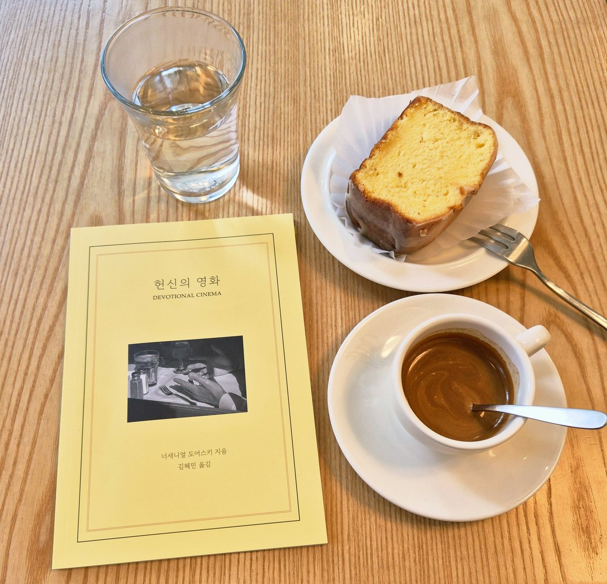 maborosi3am's tweet photo. 극장을 나와서 아무도 마주하고 싶지 않았던 경험이 바닥깔개 위의 기괴한 디자인이나 탄산음료 얼룩 같은 것들을 내려다보며 다른 관객을 외면해본 경험이 우리 모두 있지요 https://t.co/DeqeuTXACq