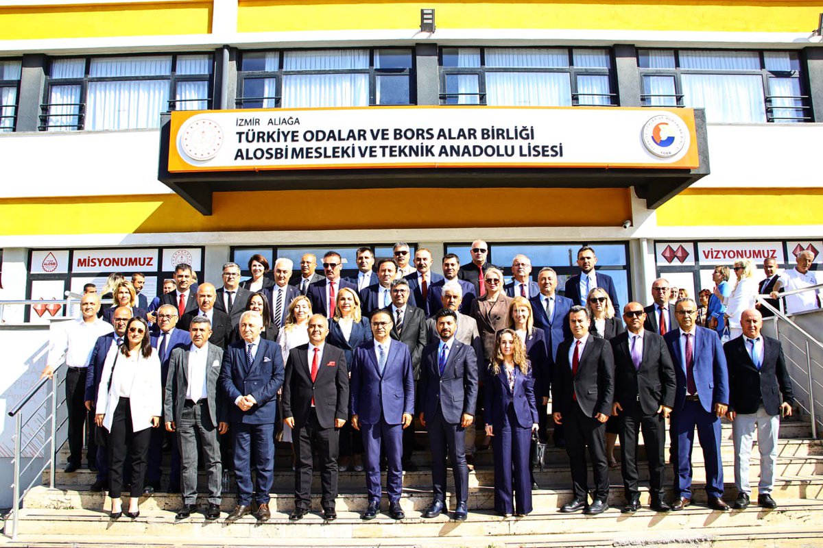 mebhbogm's tweet photo. 📍 İzmir

Genel Müdürümüz Sayın Dr. Emre Topoğlu başkanlığında, İzmir’de Hayat Boyu Öğrenme Değerlendirme Toplantısı gerçekleştirildi.

Daire başkanlarımız, il yöneticilerimiz, ilçe millî eğitim müdürlerimiz, halk eğitimi merkezi müdürlerimiz ve olgunlaşma enstitüsü müdürümüzün katılımıyla düzenlenen toplantıda; hayat boyu öğrenme faaliyetleri ile halk eğitimi merkezlerinde yürütülen çalışmalar kapsamlı bir şekilde ele alındı.

Toplantıda, öğrenme fırsatlarının daha geniş kitlelere ulaştırılması, hizmet kalitesinin artırılması ve hayat boyu öğrenme faaliyetlerinin daha etkin ve verimli yürütülmesine yönelik değerlendirmelerde bulunuldu. Ayrıca mevcut uygulamalar, sahadaki ihtiyaçlar ve önümüzdeki dönemde hayata geçirilmesi planlanan çalışmalar üzerine görüş alışverişi yapıldı.

Genel Müdürümüz Sayın Dr. Emre Topoğlu, beraberindeki heyet ve İzmir İl Millî Eğitim Müdürü Sayın Dr. Ömer Yahşi toplantı sonrası Aliağa Türkiye Odalar ve Borsalar Birliği (ALOSBİ) Mesleki ve Teknik Anadolu Lisesi ziyareti gerçekleştirildi.

Hayat boyu öğrenme kültürünü güçlendirmek ve vatandaşlarımıza daha nitelikli hizmet sunmak amacıyla yürüttüğümüz çalışmaları, güçlü iş birliği ve ortak akılla geliştirmeye devam ediyoruz.

👉 https://t.co/iE75RAosvX

#HayatBoyuYanınızdayız 

@tcmeb
@Yusuf__Tekin 
@CelileErenOKTEN 
@topogluemre