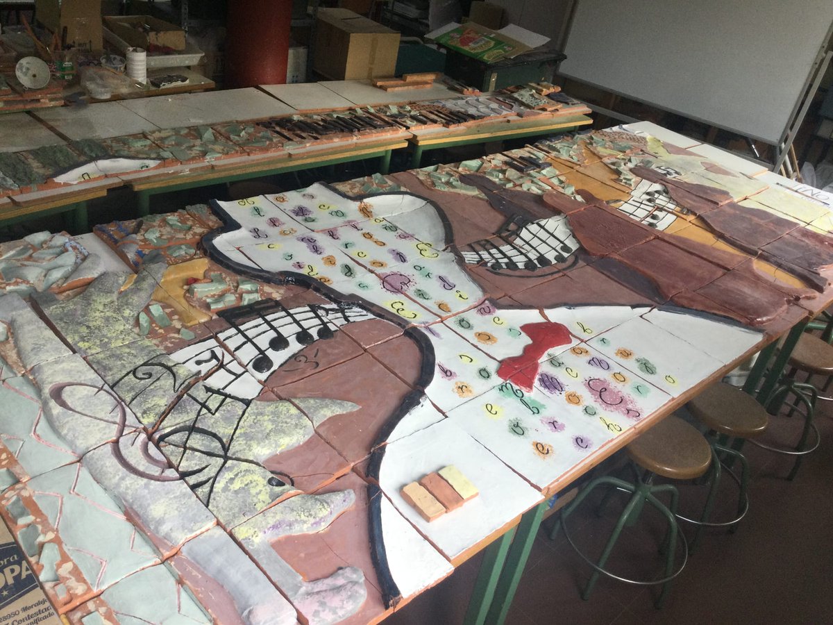 IES_M_Falla's tweet photo. Proceso de elaboración del mural durante 8 años (3/4):
• Curso 2024-25. Restauración de piezas dañadas.
• Curso actual, 2025-26. Creación de baldosines que van alrededor del cuerpo principal. Instalación del mural dentro del marco de metal a la entrada del instituto. https://t.co/dYOzwZDa6S