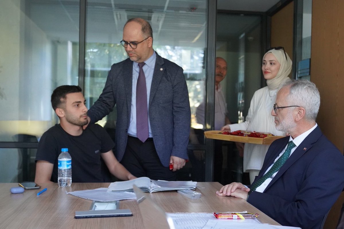 zaimuniv's tweet photo. İZÜ Rektörü Prof. Dr. İsmail Küçük ile Rektör Yardımcıları Prof. Dr. Erhan İçener ve Prof. Dr. Nihat Erdoğmuş, final sınavlarına hazırlanan öğrencilerimizi ziyaret etti. 

Kütüphanede gerçekleşen motivasyon ziyaretinde Rektör Prof. Dr. İsmail Küçük ve rektör yardımcıları öğrencilere başarılar dilediler. 📚