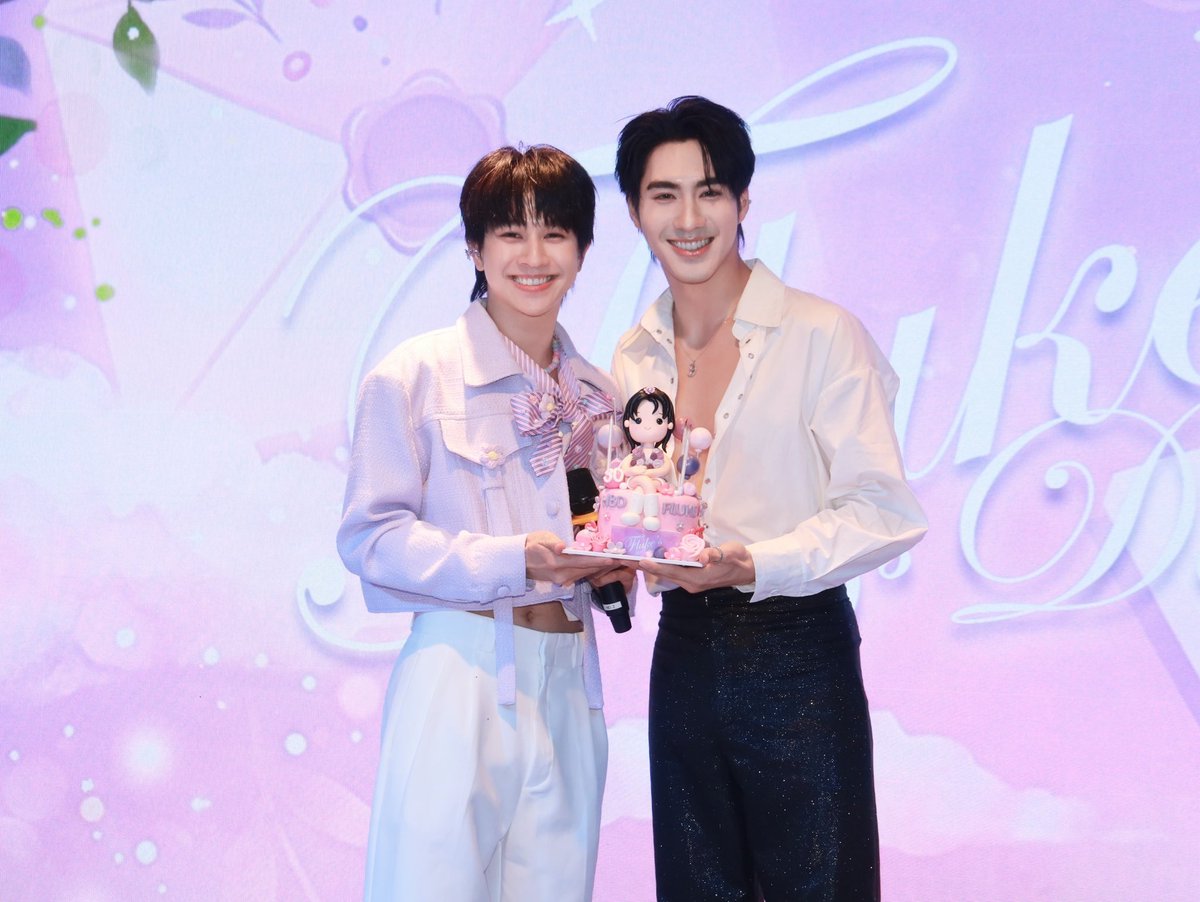 LookAround_TH's tweet photo. 30 ยังแจ๋ว!! “ฟลุ้ค ณธัช” ชวนน้องชายคนสนิท “ปีเตอร์แพน” นำทีมแฟนคลับอิ่มบุญบ้านภูมิเวท ก่อนจัดแฟนมีตสุดอบอุ่นฉลองวันเกิดอายุครบ 30 ปี

🔗 https://t.co/8cQaQpahRy

#Fluke30thBirthdayParty #FLUKE30sDiary #Fluke_Natouch #เจ้าแก้มก้อน #peterpanzz_w #ปีเตอร์แพนทัศน์พล

อายุเป็นเพียงตัวเลขจริง ๆ สำหรับนักแสดงหนุ่มหน้าใส “ฟลุ้ค ณธัช ศิริพงษ์ธร” ที่เพิ่งผ่านวันครบรอบวันคล้ายวันเกิดอายุครบ 30 ปี เมื่อวันที่ 1 มิถุนายน ที่ผ่านมา งานนี้หนุ่ม “ฟลุ้ค” ขอส่งต่อความสุขและรอยยิ้มแบบดับเบิ้ล ทั้งสายบุญและสายฟินให้แฟน ๆ ได้อิ่มเอมใจกันถ้วนหน้า