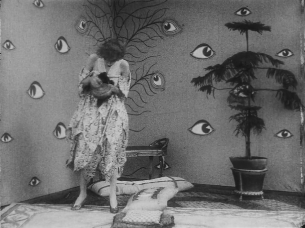 MonsieurHulot's tweet photo. Está siendo un año de encontrar films que llevaba mucho tiempo buscando a buena calidad, como Sylvester y ahora Thaïs (1917). Llevaba 20 años tras él por ser un precedente de Caligari (1920) en la influencia de vanguardias de la época en el diseño de decorados,y en ese sentido.. https://t.co/D146mMUvk0