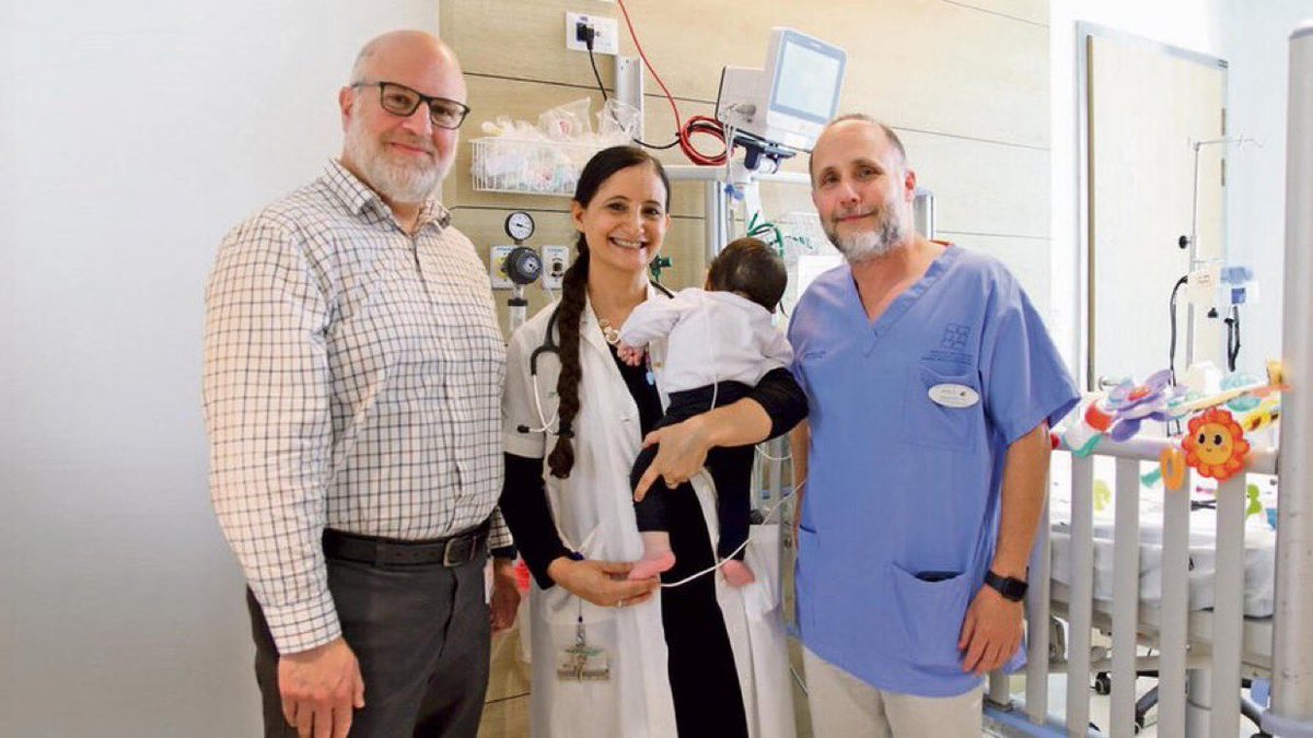NieuwsuitIsrael's tweet photo. Medische doorbraak in Israël

In Israël hebben artsen van het Schneider Kinder Medisch Centrum een indrukwekkende medische stap gezet: als wereldprimeur werd een gezond gen rechtstreeks in de hersenen van een 8 maanden oude baby geïnjecteerd, die lijdt aan een ernstige genetische aandoening.

Het kind had een tekort aan het WWOX-gen, dat normaal gezien verantwoordelijk is voor het voorkomen van zware epilepsie, ernstige ontwikkelingsachterstand en hersenafbraak.

Deze ontwikkeling kwam tot stand dankzij samenwerking tussen het medisch centrum, professor Rami Akkila van de Hebrew University of Jerusalem en het biotechbedrijf Mahzi Therapeutics.

De behandeling, nog volledig experimenteel en toegepast onder strikte “compassionate use”-voorwaarden, werd uitgevoerd na uitzonderlijke goedkeuringen.

Dr. Ido Ben Tzfia voerde de procedure uit. En wonder boven wonder: een maand later zijn er geen epileptische aanvallen meer waargenomen. De medische wereld kijkt intussen met grote belangstelling mee.

En ergens in diezelfde wereld wordt ondertussen hard gewerkt aan het verbreken van samenwerkingen tussen universiteiten, want dat soort academische verbindingen zouden natuurlijk vooral geen nuttige kennis of medische doorbraken mogen opleveren die later wél patiënten helpen. Dat zou uiteraard zonde zijn. Zeker als je bedenkt dat dit soort ontwikkelingen precies uit die internationale samenwerking voortkomen waar men nu zo graag een streep door zet.

📷 Fotocredit: het medische team en professor Rami Akkila.