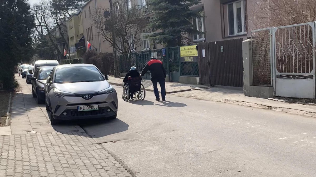 Matt_Iskrzynski's tweet photo. @pisorgpl ma gdzieś bezpieczeństwo osób starszych czy dzieci. Priorytet to złoty cielec gnania samochodem też po lokalnych uliczkach, zastawiania chodników. Czy mają Państwo wolność wyjść z własnego domu? Dojść do sklepu?
@sjkaleta chce na "spokojnym osiedlu" 50km/h, a nie 30km/h https://t.co/gp0UuRqSUS