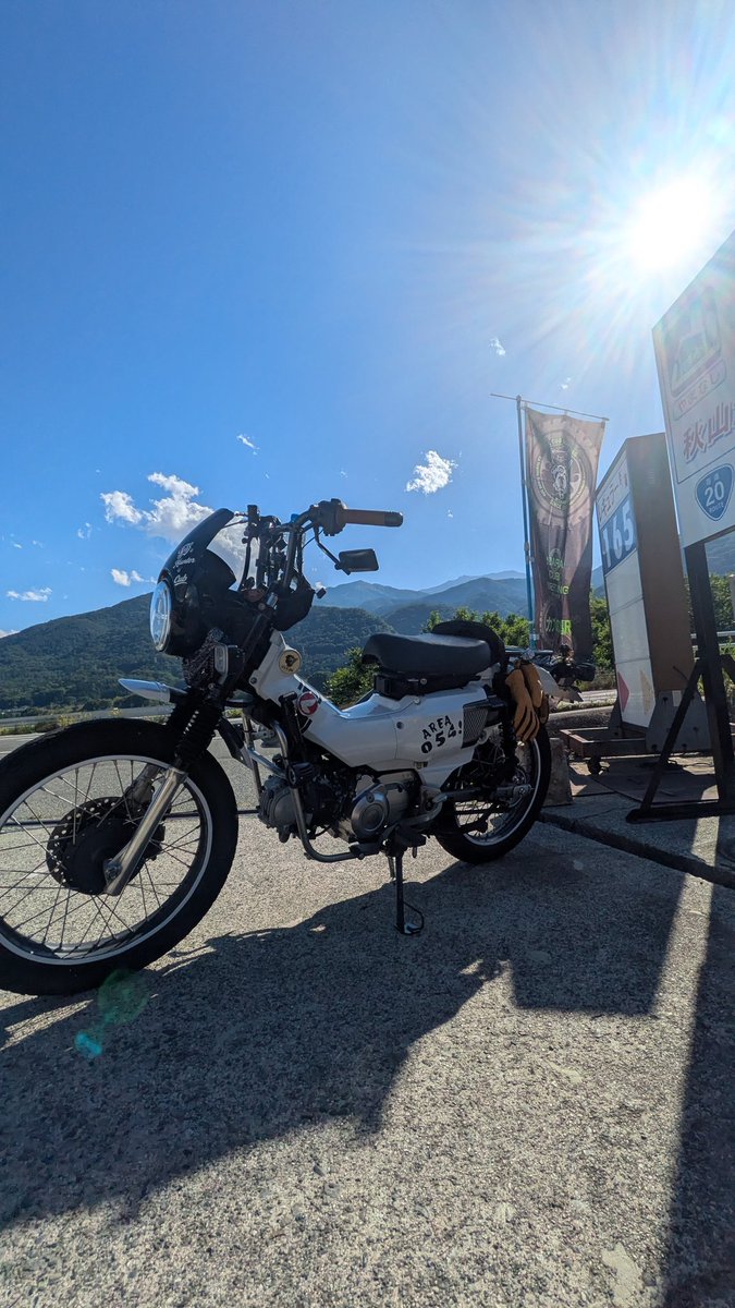 akiyamaaburaten's tweet photo. 5月ご来店のカブの紹介🛵💨

「いかついバイクがいるな」
と眺めていたらなんと当店にご来店😎

山梨かぶぬし会で出会ったカブ主様🛵

ハンドルとマフラー、お手製ステッカーなど色々変わっていましたが素敵な1台でした👀✨️天気も味方してとってもいい写真が撮れました🤭

またお待ちしております🙌 https://t.co/PxYl4gsyOn