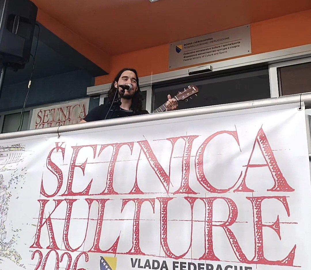 FMKS_GOV's tweet photo. Otvorenje Dana europskog nasljeđa donijelo je pravi kulturni šarm! Toni Maleš i Benin Mujkić zasjali su kao solisti, a KUD Baščaršija oduševio je publiku svirkom na siniji. Gošće iz Jajca pokazale su umjetnost sicanja, tradicija utkana u ritam večeri!
#kudbascarsija 
#den2026 https://t.co/hiqxM8CzFa