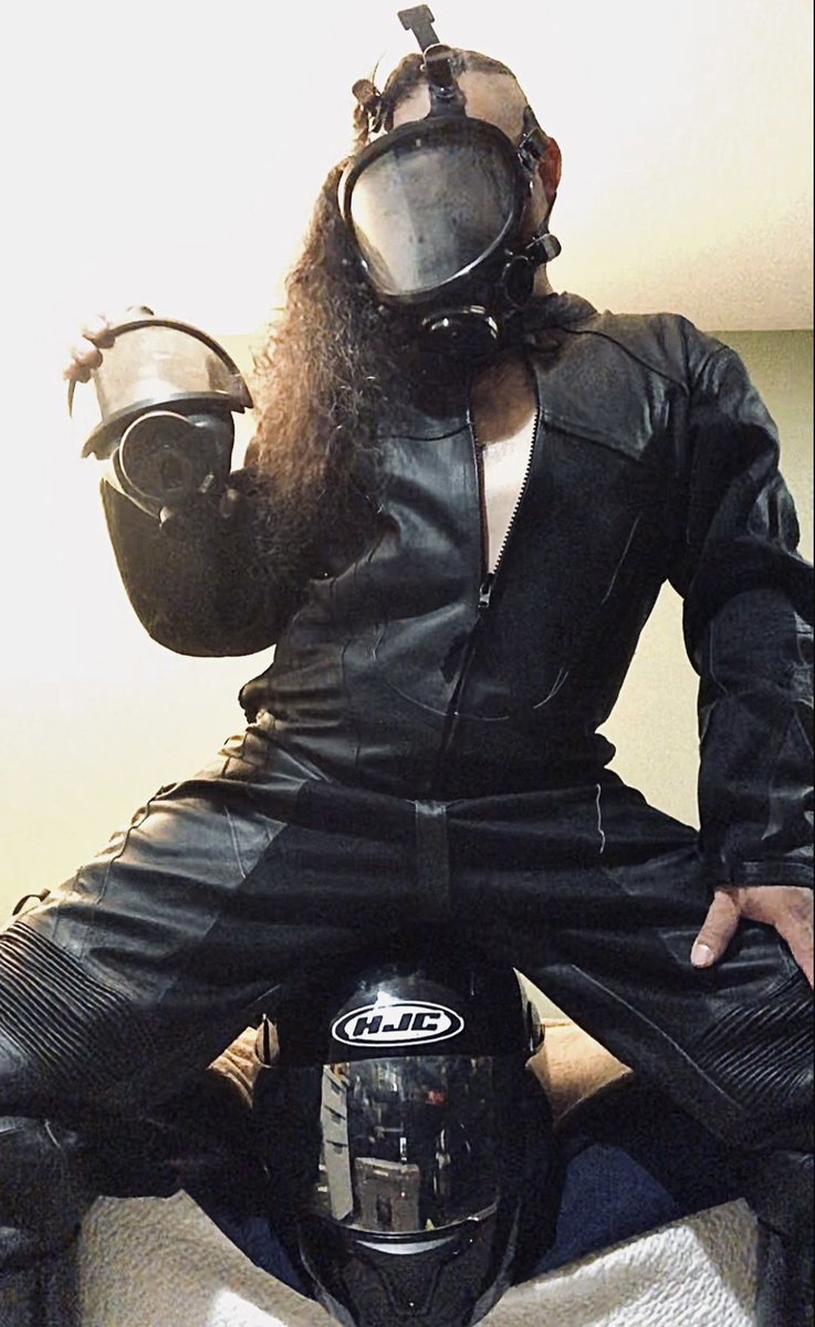 NHelmet00's tweet photo. @spare_face @JMA_Leather Oh yeah, I’d be all geared up. It’s tuff to choose a helmet from my collection. Wish I had more biker suits though. https://t.co/9yluOOkAjP