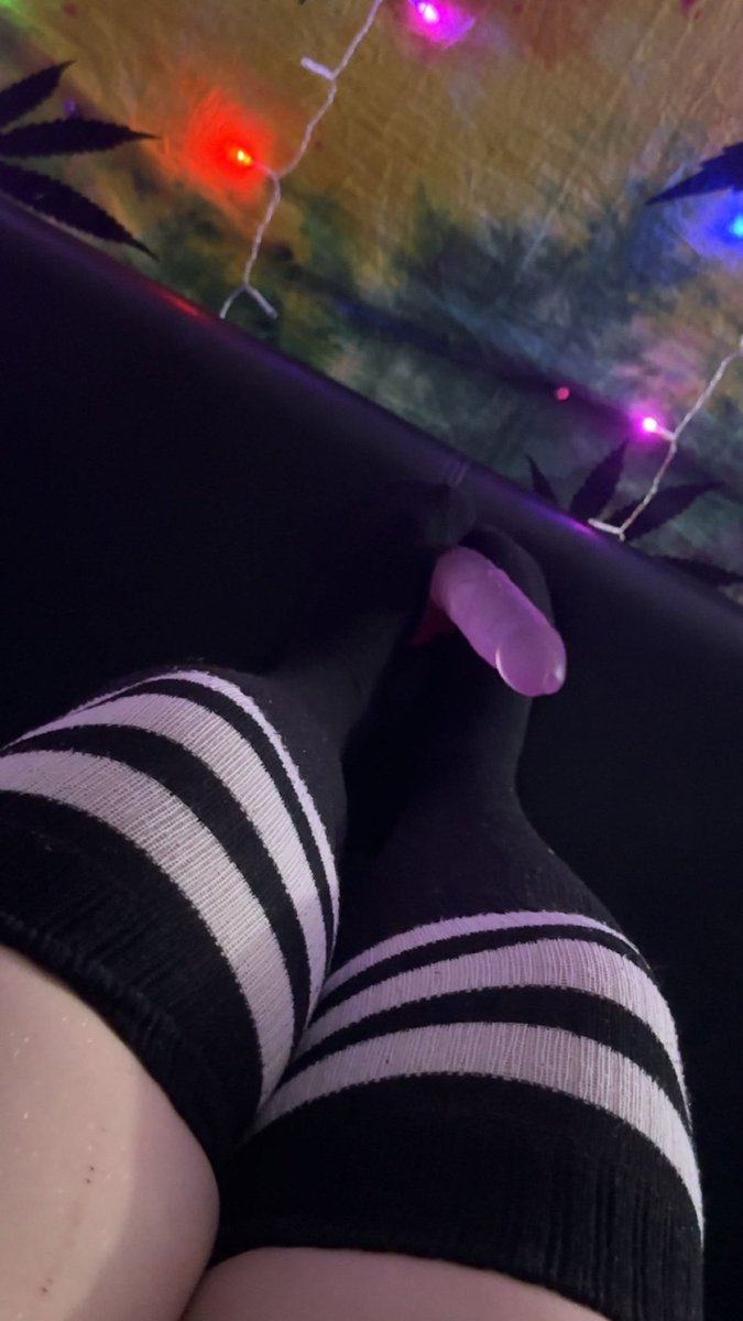 DemonHound69's tweet photo. Stocking/Fisnet lovers? 😘🤭
#stocking #fishnets #feet #footfetısh  #onlyfans https://t.co/cZLF16S6oq