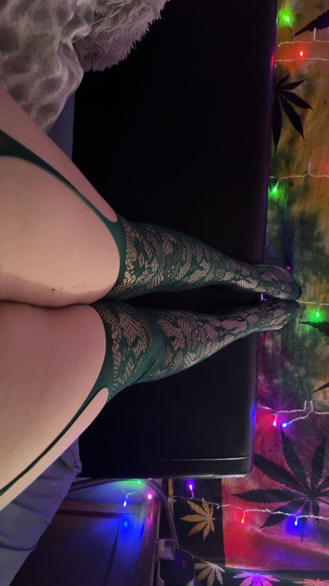 DemonHound69's tweet photo. Stocking/Fisnet lovers? 😘🤭
#stocking #fishnets #feet #footfetısh  #onlyfans https://t.co/cZLF16S6oq