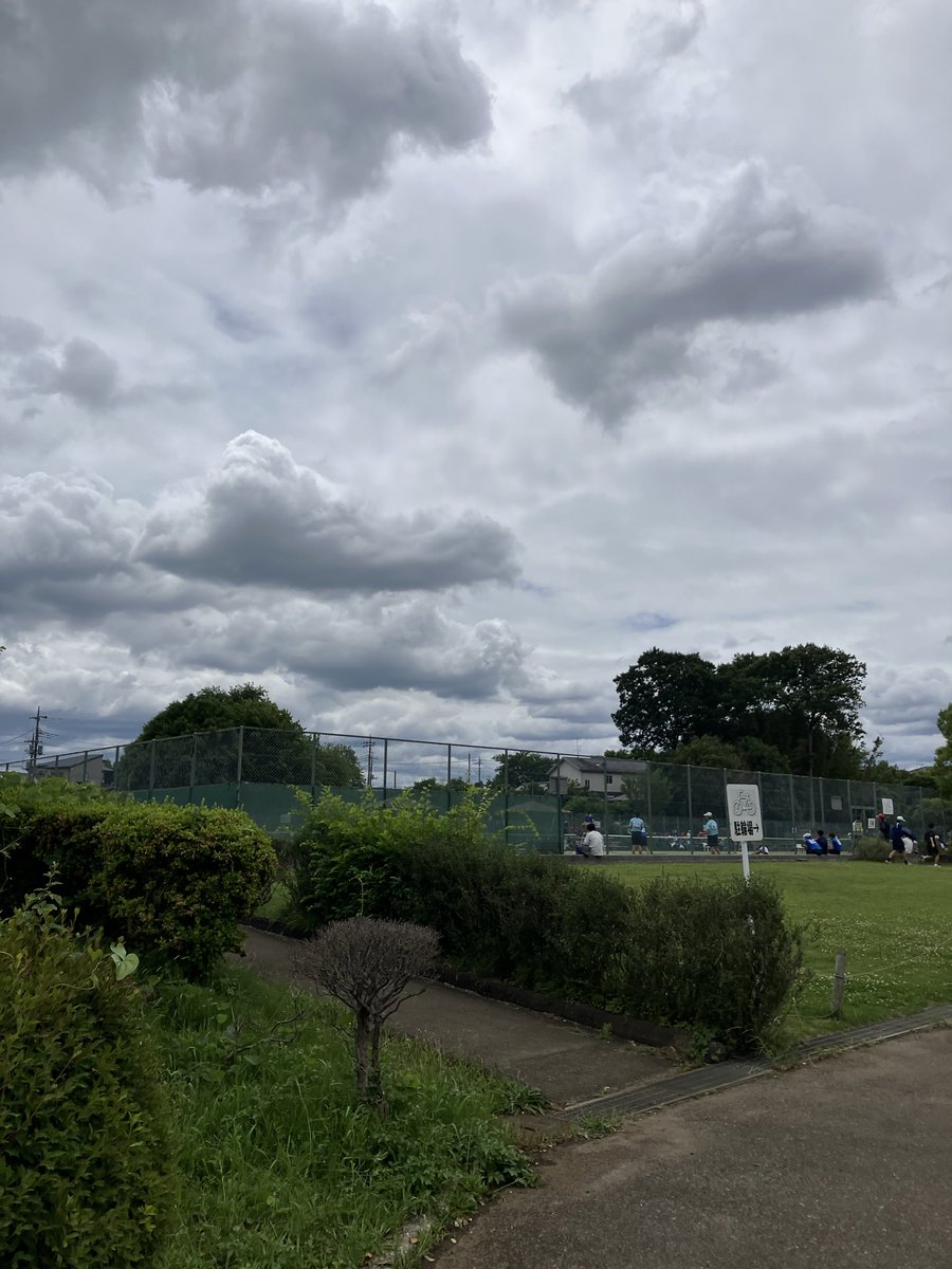 HariLabo359's tweet photo. ソフトテニスの学総大を少し観戦しました！
曇っていて丁度良い天気でした☁️
テニックスのカメラとアームバンドも届きました。
少しずつ触ってみます。
#所沢 #入間 https://t.co/YVECn6PXr8