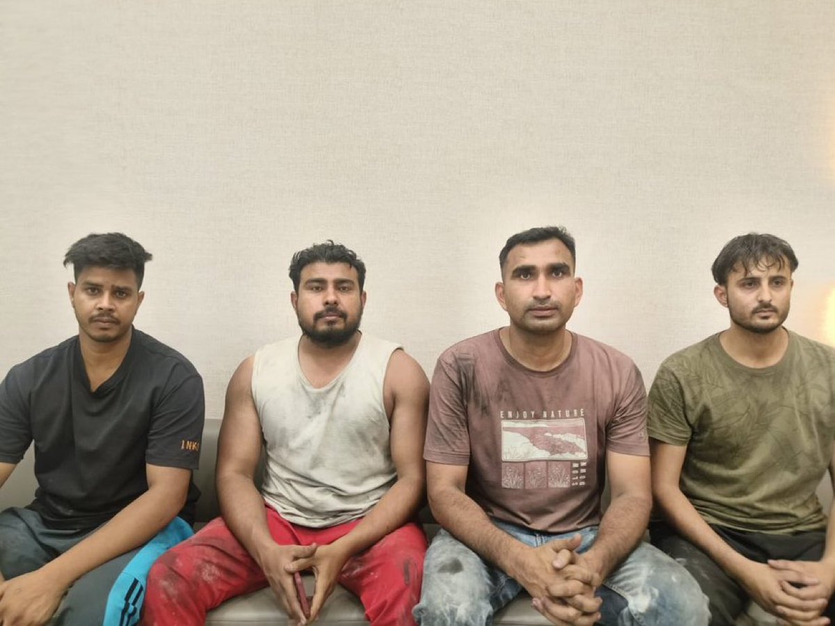 TA_backup_2nd's tweet photo. The unsung heroes who will never get their due, who will never be celebrated, whose names will not flash on the media channel screens.
These brave Muslims men Amir, Shoaib, Wasim &amp; Afzal saved several lives in #MalviyaNagar Hotel fire.

Salam to these heroes ! https://t.co/lugoIO1wAx