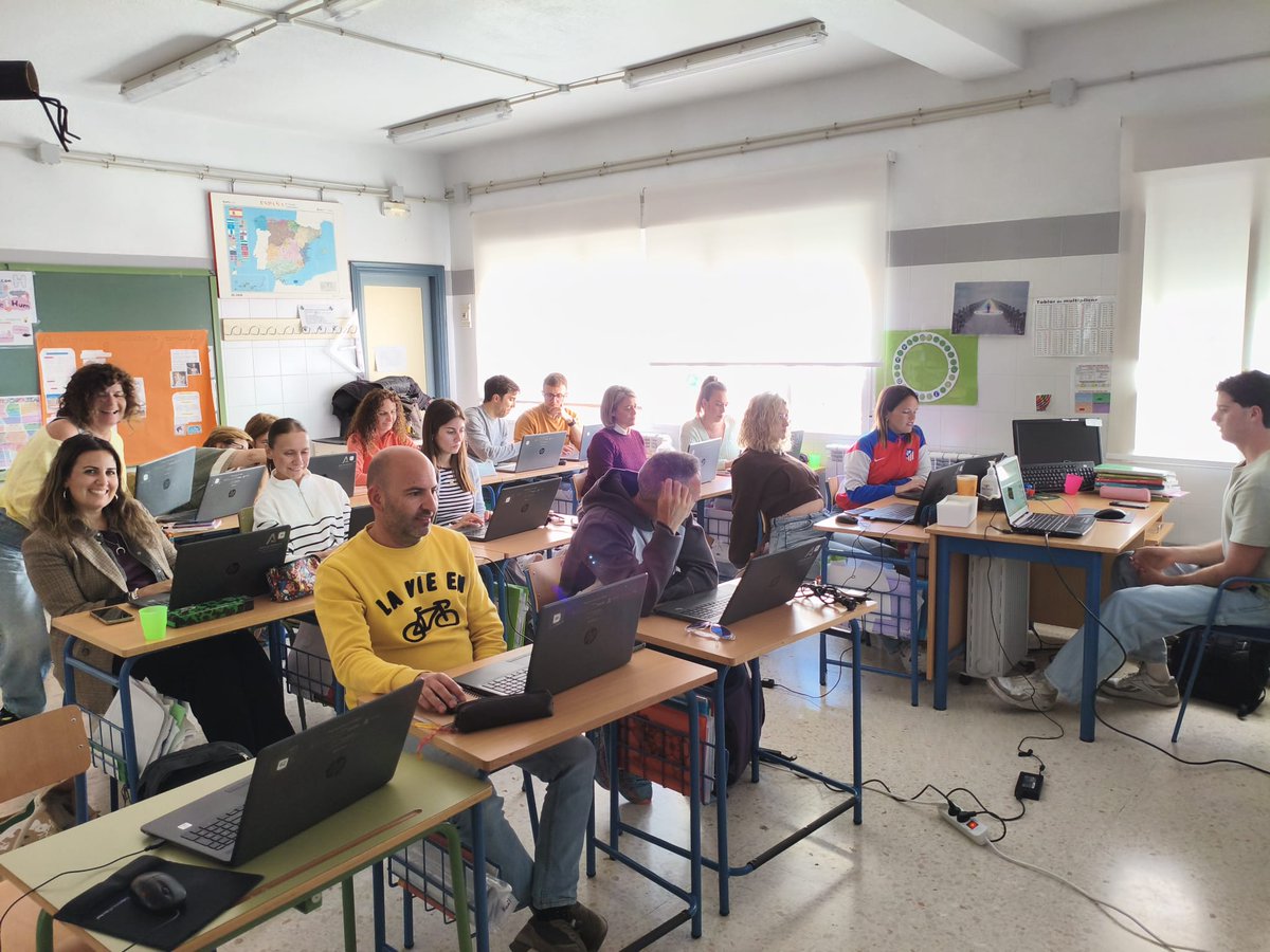 ADERAN_3's tweet photo. El claustro del CPR ADERAN 3 finaliza el curso de impresión 3D. Gracias al programa #+Equidad podremos aprovechar mejor los recursos del Plan de Actuación Digital - Código Escuela 4.0 y  transmitir nuestro aprendizaje al alumnado. @EducaAnd  @ordenacioneduhu https://t.co/xszubdFBYr