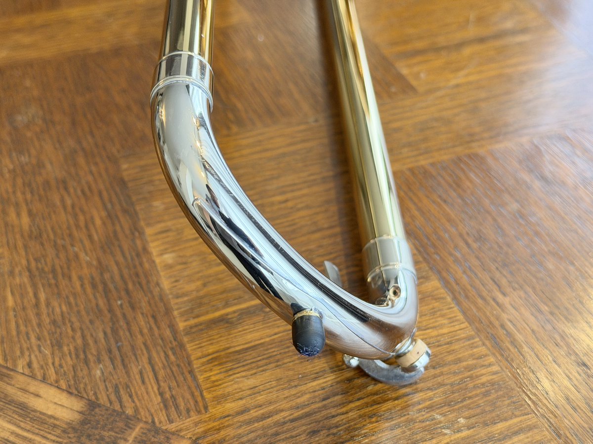 WINDSLABO's tweet photo. ✨《希少入荷》C.G.コーン 8H
（レミントン）✨
この時代の8Hが、これほど良い状態で現存していること自体が奇跡に近いかも。レミントンシャンク仕様のため、一般的なマウスピースは合わないので
・レミントン純正マウスピース
・グランツ製オリジナルマウスピース
の2本をお付けして販売いたします。

価格はお問い合わせください。
📩お気軽にDM、HPからLINE登録してご連絡ください。

#CGConn #Conn8H #レミントン #テナートロンボーン #ヴィンテージトロンボーン #中古管楽器 #管楽器専門店 #WINDSLABO