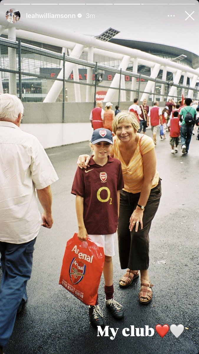 FrenchAFC's tweet photo. Leah Williamson 🫶

Arsenal through and through 🔴⚪️ https://t.co/fTIPXsAgVl