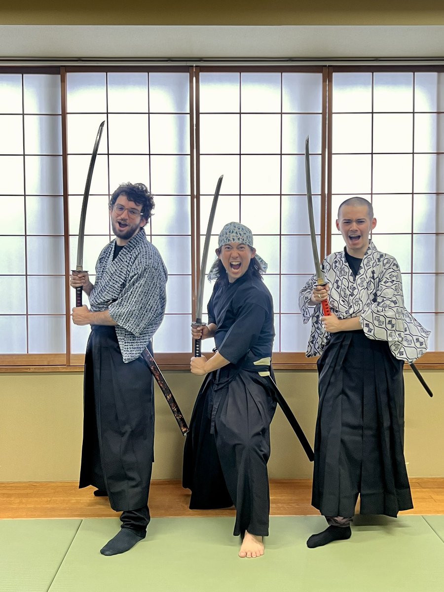ichido2016's tweet photo. 今日の侍体験は、なんとサプライズプレゼント🎁

フランスから日本旅行中のお客様が、特別な体験として侍体験にご参加くださいました🇫🇷

映像クリエイターとして活動されており、好きな映画は【七人の侍】

侍をテーマにした映像作品を制作するほどの侍好きで、とても真剣に取り組んでくださいました。 https://t.co/G7xdjx6mhF