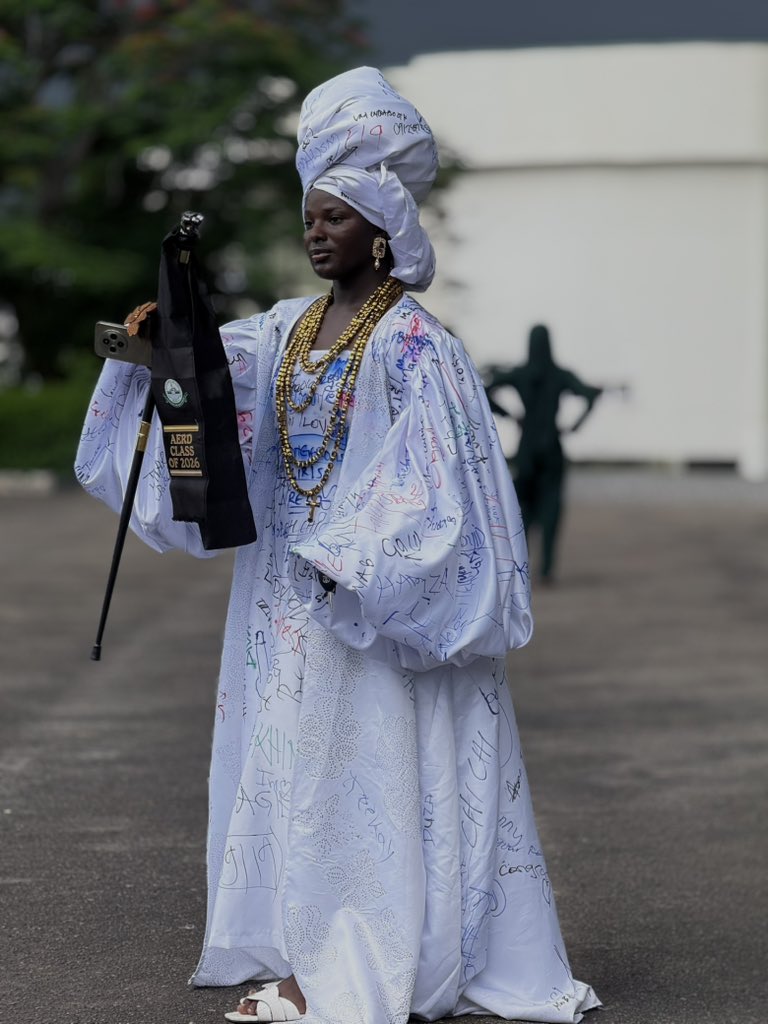 yabaleftonline's tweet photo. Lady signs out of university in grand style. https://t.co/oK40vChxeY