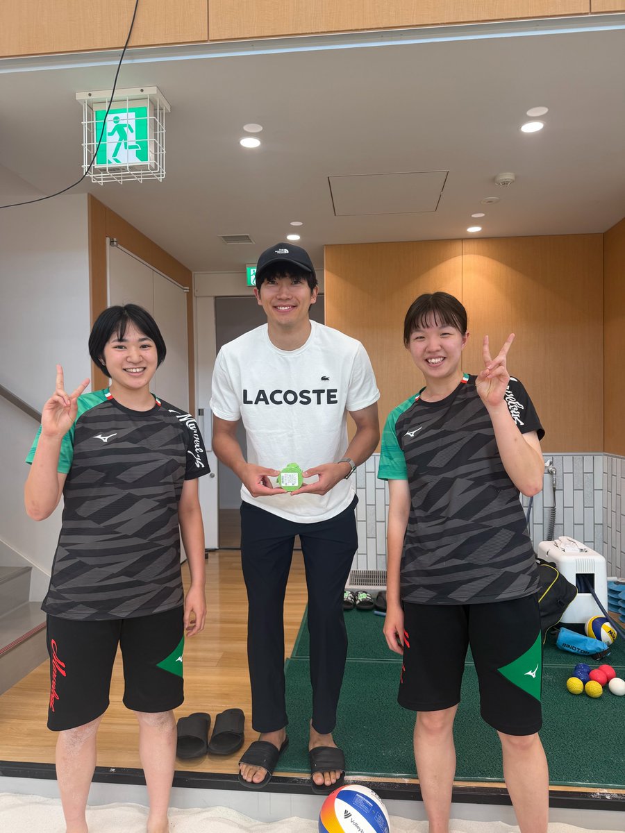Marvelous_vb's tweet photo. ☀️6月5日のビーチバレーボール大会に向けて☀️

#福村心優美 選手・ #徳元菜々美 選手がトヨタビーチバレーボール部のコートをお借りし特訓を行いました！

トヨタビーチバレー部の皆さまのご厚意により貴重な環境をご提供いただき、#森愛唯 選手・ #秋重若菜 選手のご指導のもと、充実したトレーニングとなりました。
また、再加��された #水町泰杜 選手とも写真を撮らせ��いただきました📸
コートのご提供ならびにご指導いただいた皆さまに、心より感謝申し上げます。

いよいよ明日は大会本番です！
応援のほどよろしくお願いいたします🔥

#大阪マーヴェラス
#大同生命SVリーグ
#Osakamarvelous
#volleyball