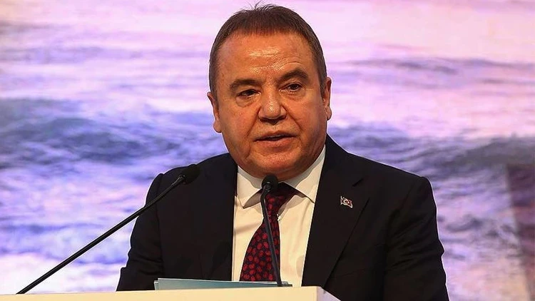 etkilihaberyeni's tweet photo. Muhittin Böcek, bugün 4. kez ifade verdi:

"2024 seçimlerinde Genel Merkez'de Özgür Özel başkanlığında bir toplantıya katıldım. Özgür Özel, 'Seçim dönemi için Genel Merkez'in sizlerden maddi ve manevi talepleri olabilir, yardımcı olun' dedi. Ben de 'Oğluma bu istekleri karşıla' dedim.

11 Ocak'ta Özel'in daha önce verdiği talimat uyarınca oğlumu yönlendirdim, oğlum Özel'in talimatı ile Veli Ağbaba'nın araması neticesinde 1 milyon Euro'yu teslim etmek üzere Genel Merkez'e gitti, kime teslim ettiğini bilmiyorum.

Özgür Özel, bana Ferdi Zeyrek'e maddi destek ve proje desteği verilmesi talimatında bulunmuştu. Bunun üzerine Manisa'ya giderken bir çanta içinde 950 bin Euro götürdüm. Bu çantayı başkalarının fark etmesi mümkün değildir çünkü proje sunumu kapsamında birçok evrak ve çanta vardı.

Ferdi Zeyrek ile ofisi olduğunu düşündüğüm yerde buluştuk. Bölge milletvekilleri ve Özel'in danışmanı vardı. Burada sunum yapıldı. Kısa bir süre Zeyrek ile baş başa kaldım. Bu esnada masasının yanına içinde 950 bin Euro bulunan para bulunan çantayı koyup, 'Çantayı size getirdim, seçim sürecinde katkımız olsun' dedim. Bunu Özel'in tarafıma verdiği Zeyrek'e destek olunması talimatına istinaden yaptım. Zeyrek'in bu parayı nasıl kullandığını bilmiyorum.

24 Şubat'ta Özel'in Antalya'da katıldığı lansmanda oğlumun belirttiği gibi burada Özel'e 200 bin dolar verilmiştir."