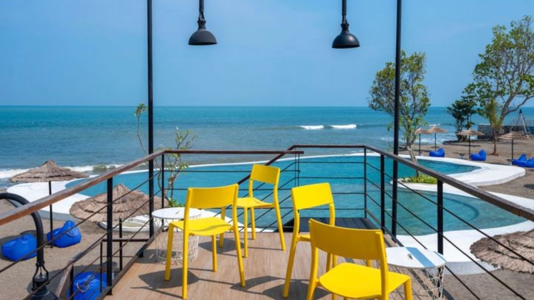 vitawuw's tweet photo. Yang di Jakarta, ga mau jauh-jauh ke Bali tp pengen staycation dengan nikmatin suasana pantai, bisa banget nih ke Anyer, karena di Anyer banyak resort dengan seaview.. Cocok buat healing, liburan keluarga bahkan honeymoon loh. https://t.co/I5uXtlpHRX