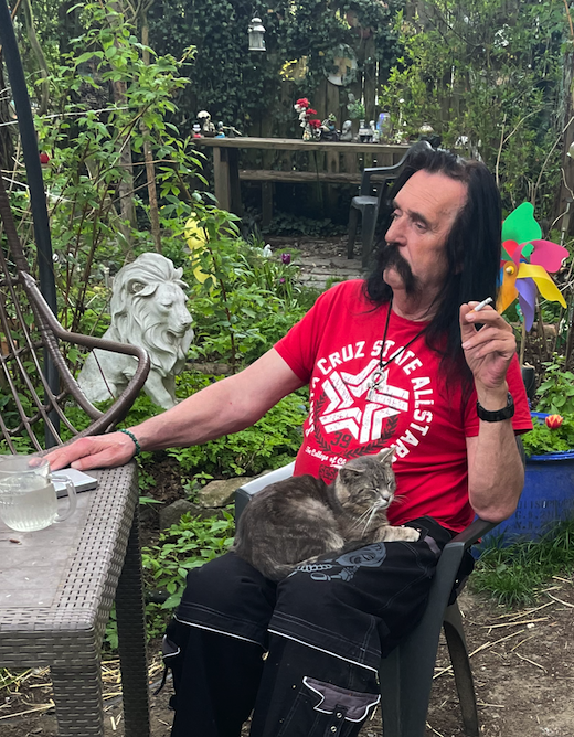 IlluminaticaWeb's tweet photo. Musical Siesta ..
Energizing Pause between music recording-George &amp; His Cat (https://t.co/0aE9Ysnxo5 Band) https://t.co/0MZLk4LmgH