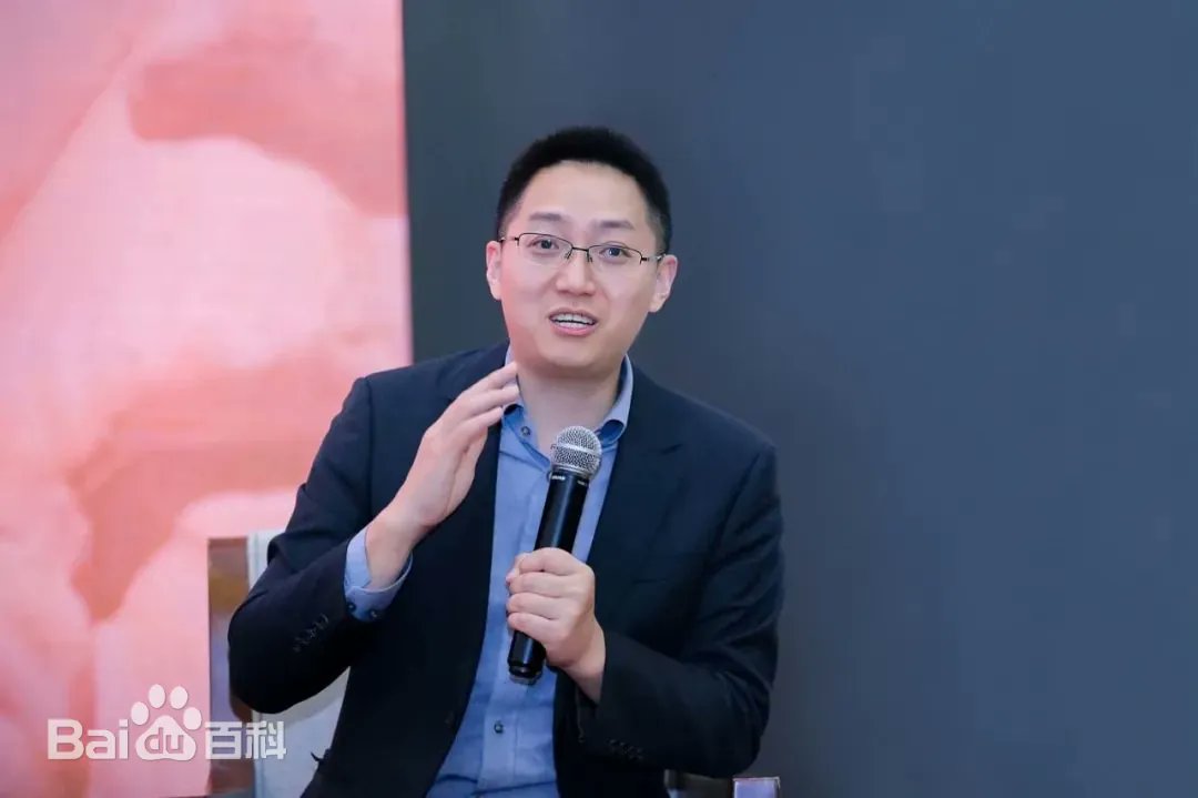 liangeyou's tweet photo. 今天，我要公开表扬一个坦率勇敢的中国人

他，就是粉笔公司CEO——张小龙先生

在人民大学的见面会上

张小龙向大家介绍了他认为未来最有潜力的就业方向:

炒股

最好炒科技股

更好的是炒美股

再好一点的是带着全家一起炒股。

并进一步为大家讲述了自己为什么不想讲考公:

(1)报录比过于悬殊，且国家在缩招，未来体制内就业难。
(2)报考公辅导的都是考不上的，他们也只会给这些人提供情绪价值和公开的"实习机会"。
(3)公司面临裁员问题，大批的辅导老师、市场分析师、工程师等都面临失业

这是一位脱离了常规人情世故，低级趣味的CEO

一位敢于公开自己收入也要启蒙985高校学子的CEO

一位对自己的客户推心置腹，肝脑涂地的CEO

一位哪怕与体制对着干也要为年轻人负责的CEO

一位在台上明知有些话不可说但还是说出来的CEO

他最后说底下那帮学生就是一群天天想着混进体制不创造价值混吃等死的东西，难道他说的不对吗？

一个告诉你财政压力山大，以后体制不仅无法提供就业，甚至AI时代体制内输出的人才在市场上更难就业，并且自己开的辅导公司都没法保证上岸率的CEO，你觉得他他妈的会是个坏人吗？

手把手冒着风险教你发财，炒科技股，美股，甚至拿自己仓位来背书，你们就在底下他妈玩手机，倒反天罡了，他应该反过来尊重你们是吧？

你们他妈的配吗！？

你们他妈的不配！！

以后凡是周围有人需要考公，我只推荐粉笔。

就冲这CEO的认知，我告诉你，这家公司差不到哪里去。