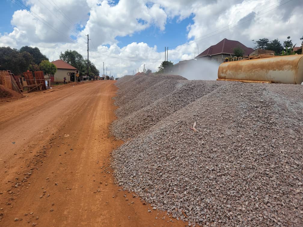WakisoDLG's tweet photo. Good progress is being registered on the Bukasa–Sentema–Kakiri Road project, with asphalt surfacing expected to commence by the end of June 2026. The project will improve connectivity &amp; ease movement for residents and businesses. @GKMAUrbanDevt @WorldBankGroup @Af https://t.co/PFchEGESQh