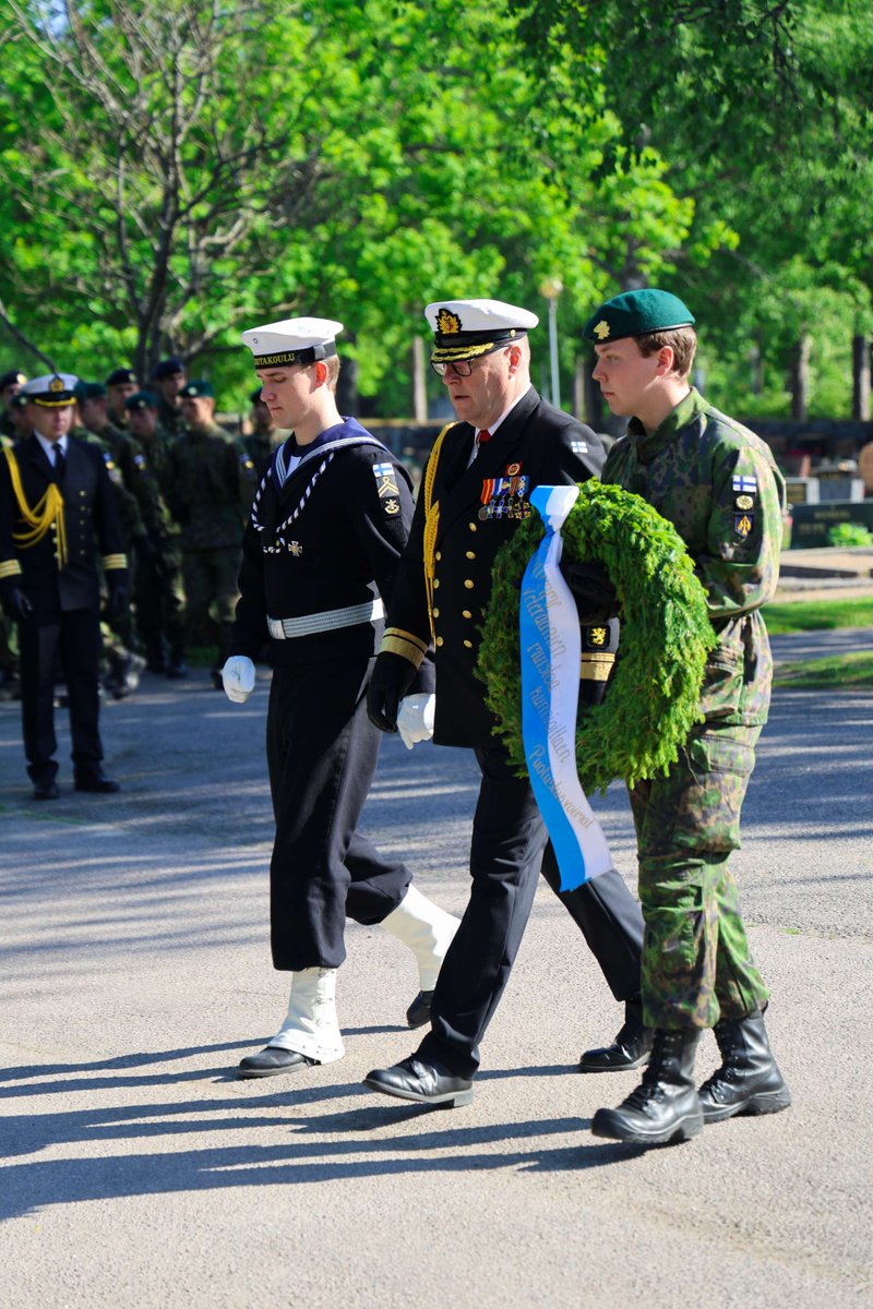 Puolustusvoimat's tweet photo. Puolustusvoimain lippujuhlan päivänä kunnioitettiin sankarivainajia. Kenraali Janne Jaakkola laski seppeleen Hietaniemen Sankariristille Helsingissä. Raaseporissa kontra-amiraali Tuomas Tiilikainen laski seppeleen Tammisaaren uuden hautausmaan sankarimuistomerkillä. https://t.co/Cu187C6ikx