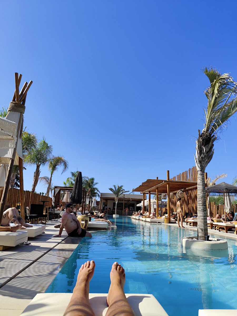 stevens67405's tweet photo. @DailyPicTheme2 Relaxing at a Greek hotel https://t.co/lgLrRH7QAL