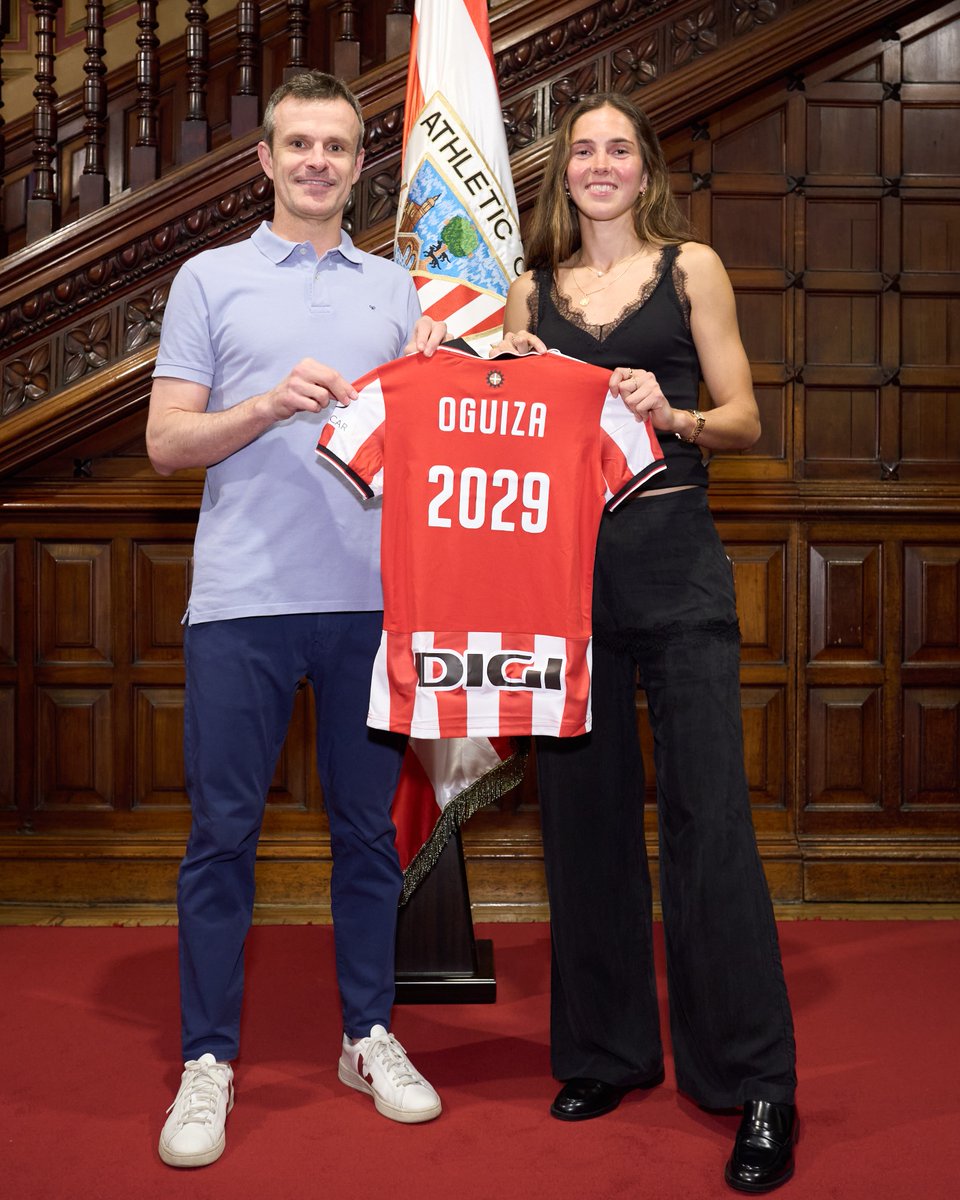 AthleticClubFem's tweet photo. 💥 Irene Oguizak 2️⃣0️⃣2️⃣9️⃣ra arte berritu du bere kontratua!

La centrocampista y capitana, con más de 100 partidos de zurigorri, amplía su vinculación con el @AthleticClubFem tres temporadas más.

💪 Aurrera, Irene!

#Oguiza2029 #AthleticClubFem 🦁