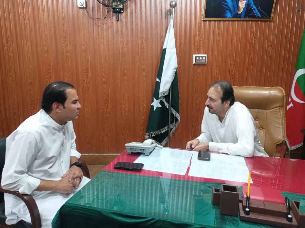 ShahTurabPTI's tweet photo. ایم پی اے و ڈیڈک چیئرمین ہنگو شاہ تراب خان کے دفتر میں سابق ضلع ناظم کوہاٹ نسیم آفریدی کی آمد،
ملاقات کے دوران باہمی دلچس��ی کے مختلف امور، علاقائی ترقی، عوامی مسائل اور موجودہ سیاسی صورتحال پر تفصیلی تبادلۂ خیال کیا گیا۔ https://t.co/oG9h9GPWvs