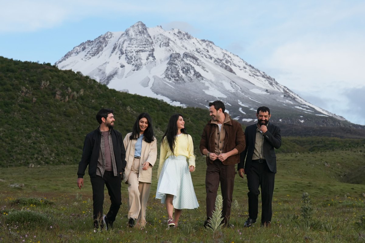startv's tweet photo. Dicle; yaralı bir köylü kızı olarak ayrıldığı köyüne bu kez ablası Feride’nin hafızasını yeniden kazanması için Erkan ve Civan ile geri dönüyor. Erkan’ın merakla beklenen aşk itirafının ekrana geleceği bölümün ��zel sahneleri, Hasan Dağı’nın baharı karşıladığı büyüleyici doğasında çekildi. Erkan ve Dicle’nin bu büyüleyici atmosferde ilk kez yakınlaşacağı bölüm, sarsıcı gelişmeleriyle ekrana gelecek.