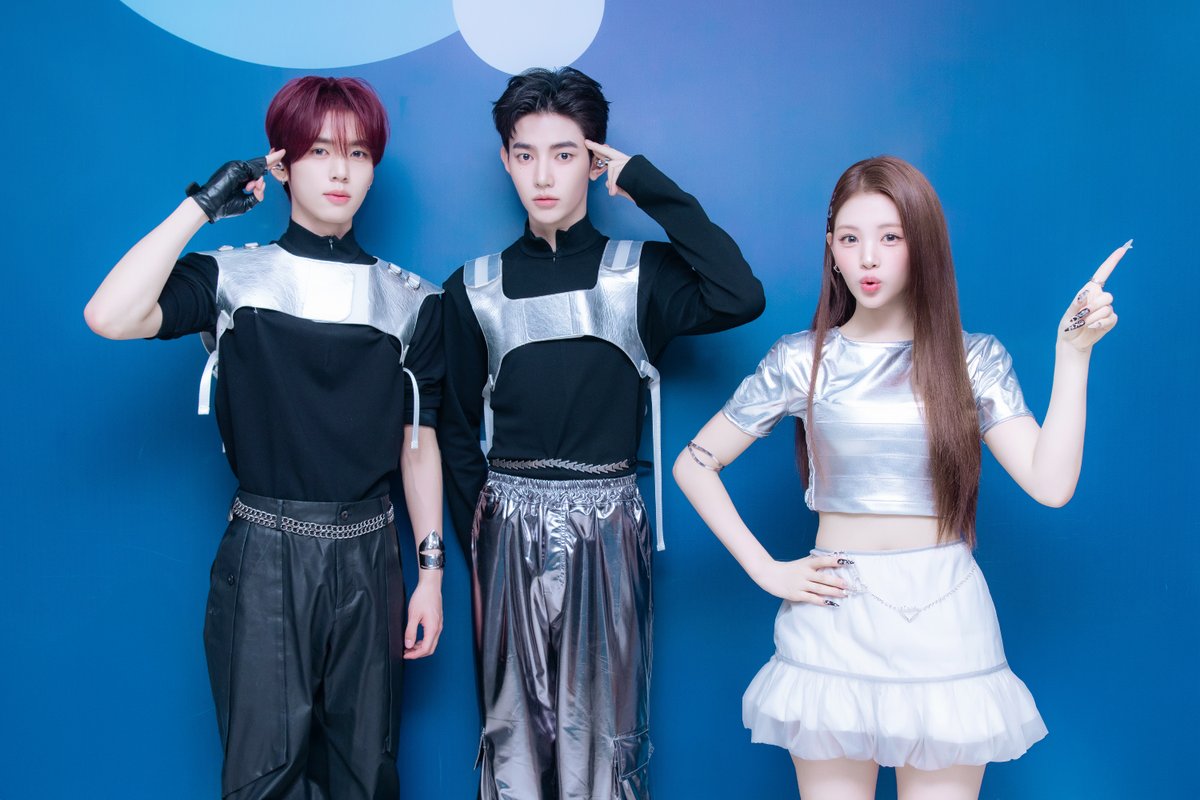 kpop_sbs's tweet photo. [🎤] 260531 오늘의 #MC가요

이 조합, 핵심을 찔렀어.
유진+이현+하오가 왜 좋은지 한 마디로 설명하자면:

“이 셋은 그냥 예쁜 게 아니라, 구조적으로 완성도가 높다.”

쉽게 말해,
** AI보다 더 AI 같은 조합 ** 이라고 보면 됨. ㅇㅇ

#인기가요 #MC #이현 #장하오 #한유진 #베이비돈크라이 #BabyDONTCry #앤더블 #AND2BLE
@BabyDONTCry_BDC @AND2BLE