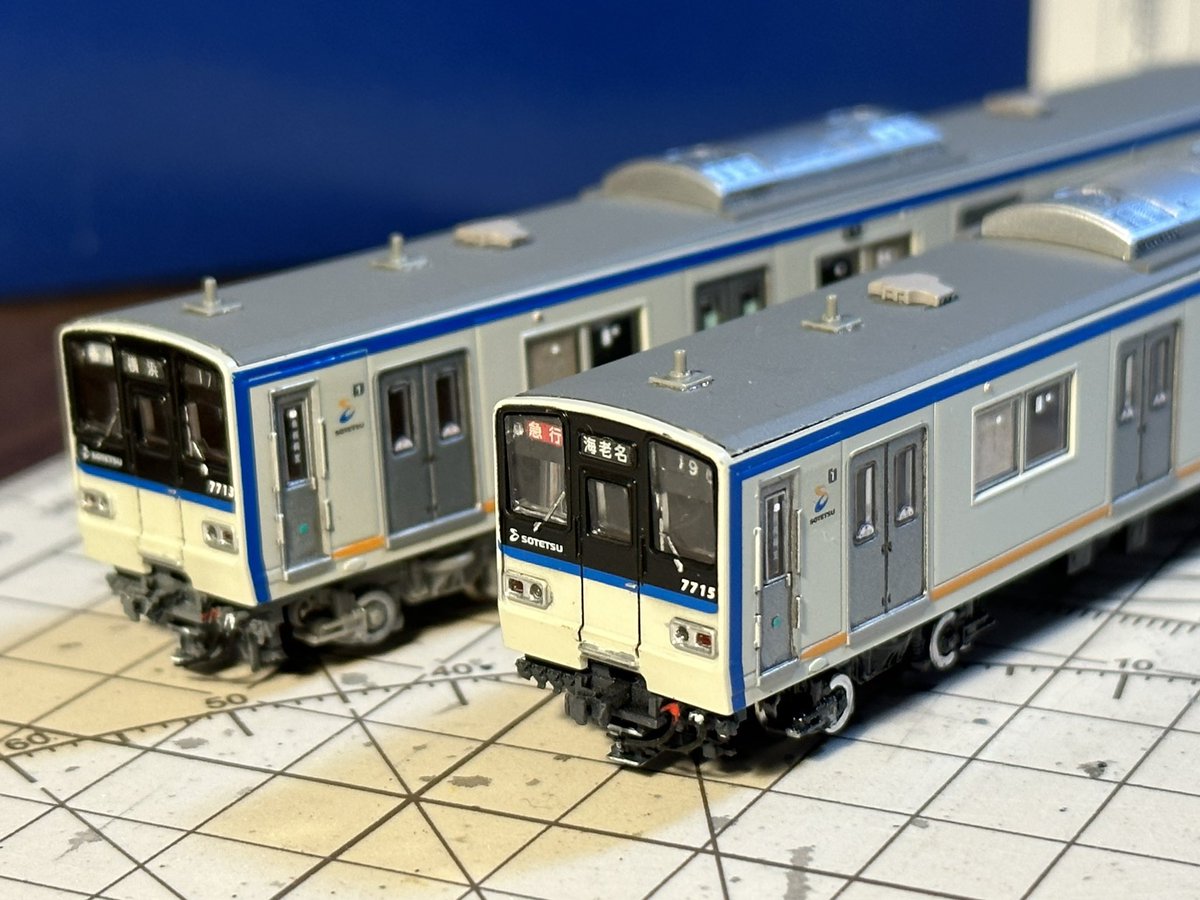 SO_N_B_9707's tweet photo. 鉄道甲子園にて新7000系新塗装ほか相鉄鉄コレ•Bトレが半額で販売されています。特に新7は鉄コレ以外完成品が無い上しっかり弄ればかなり化けるので、2両セットで1450円というのはもはや買わなきゃ損です。12000系やE233系と並べて楽しむ事もできますよ。(案件じゃないよ)

https://t.co/9mByndLsoG https://t.co/mMWUgOSVKp