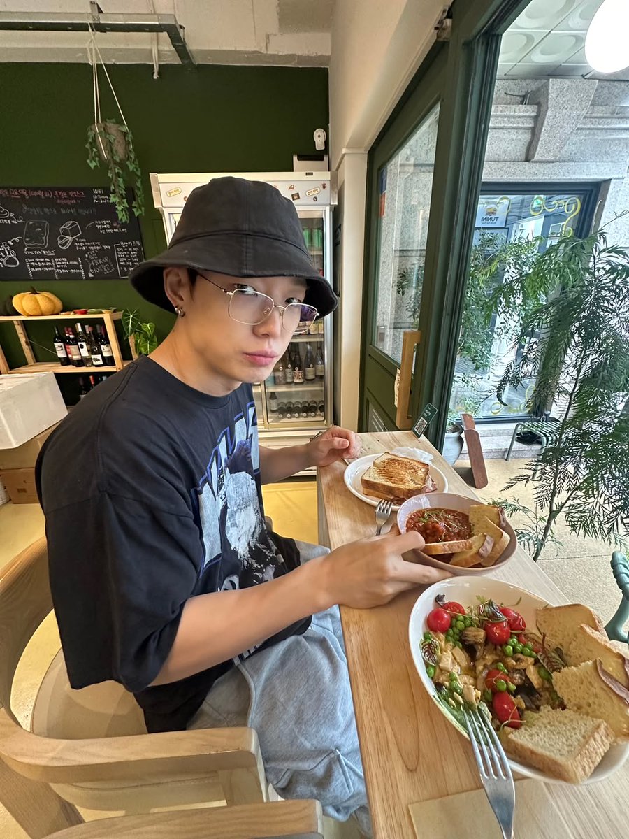 kjiwonfiles's tweet photo. bobbyindaeyo instagram update https://t.co/zW3zOHUVTb