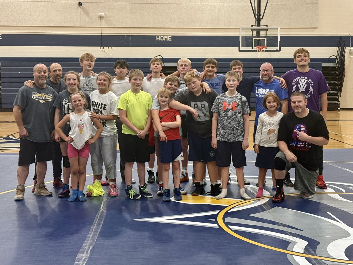WWC365's tweet photo. Thank you @ConcordiaWr for having our coaches up to run a camp session today! Great job to this great group of wrestlers and coaches. We appreciate the opportunity to share our knowledge and PASSION for 🤼🤼🤼 🙌👊💪 #WWC365 https://t.co/UoXXdicUil