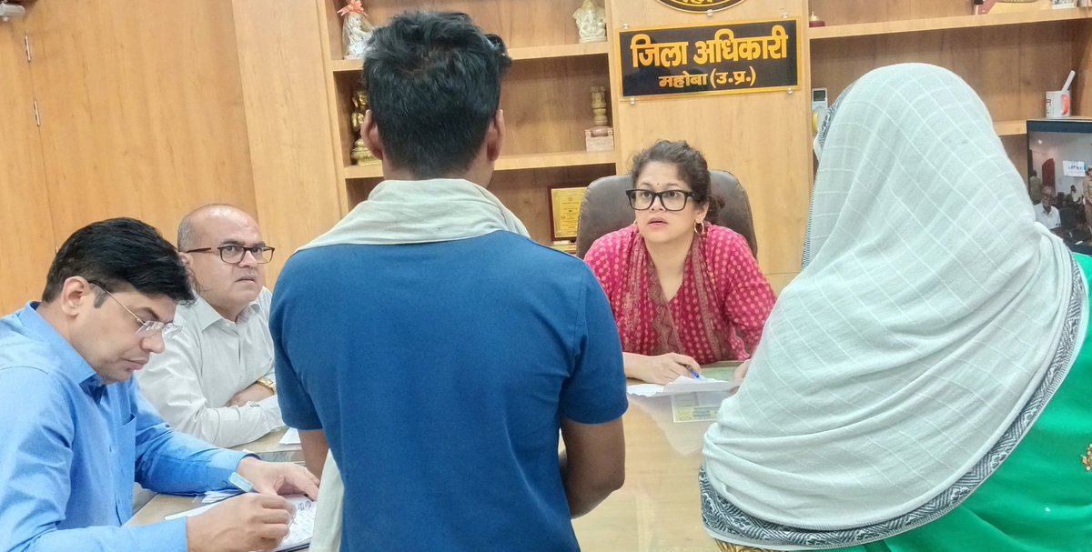 DMmahoba's tweet photo. #जनता_दर्शन में जनसुनवाई कर जनता  की समस्याओं को सुना गया। समयबद्ध एवं गुणवत्तापूर्ण समाधान करने हेतु संबंधित को निर्देशित किया।
@UPGovt  @CMOfficeUP @MoRD_GoI @NagarVikas_UP @UpRuralDev @InfoDeptUP @BoardofRevenue @uppanchayatiraj @Uppolice @mahobapolice @upagriculture @Commbanda1997 @jansunwai_up