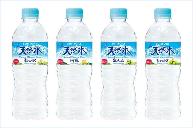 okenokig's tweet photo. @2Eieie00 日本だと産地の違う水を飲み比べできるよ。同じブランドでグレードも同じ、産地だけが異なる水が同じ棚に並んで売ってる。 https://t.co/niVBPtElqj