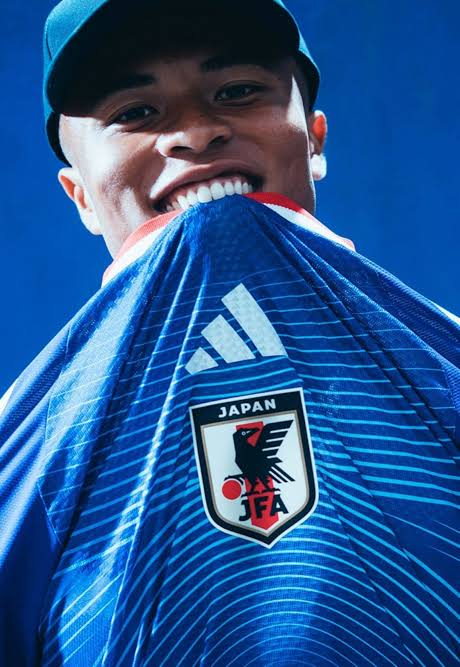 ffdek's tweet photo. Bon, j'ai craqué, je me suis pris le maillot 2026 de l'équipe de Foot du Japon. Prêt pour supporter les Samurai Blue. 🇯🇵 https://t.co/CGeYpFqNs3