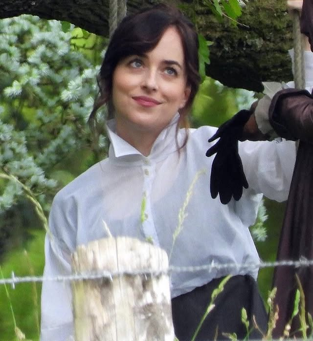 Colodarlin's tweet photo. Dakota has been spotted filming “Persuasion” in Salisbury, England https://t.co/Y2ZtmuoeyO