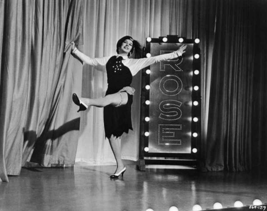 mrbryanjohn's tweet photo. Birthday girl, Roz Russell! 🎂👏🏻💐👏🏻👏🏻👏🏻👏🏻👏🏻🙄 https://t.co/cHswYpndAp