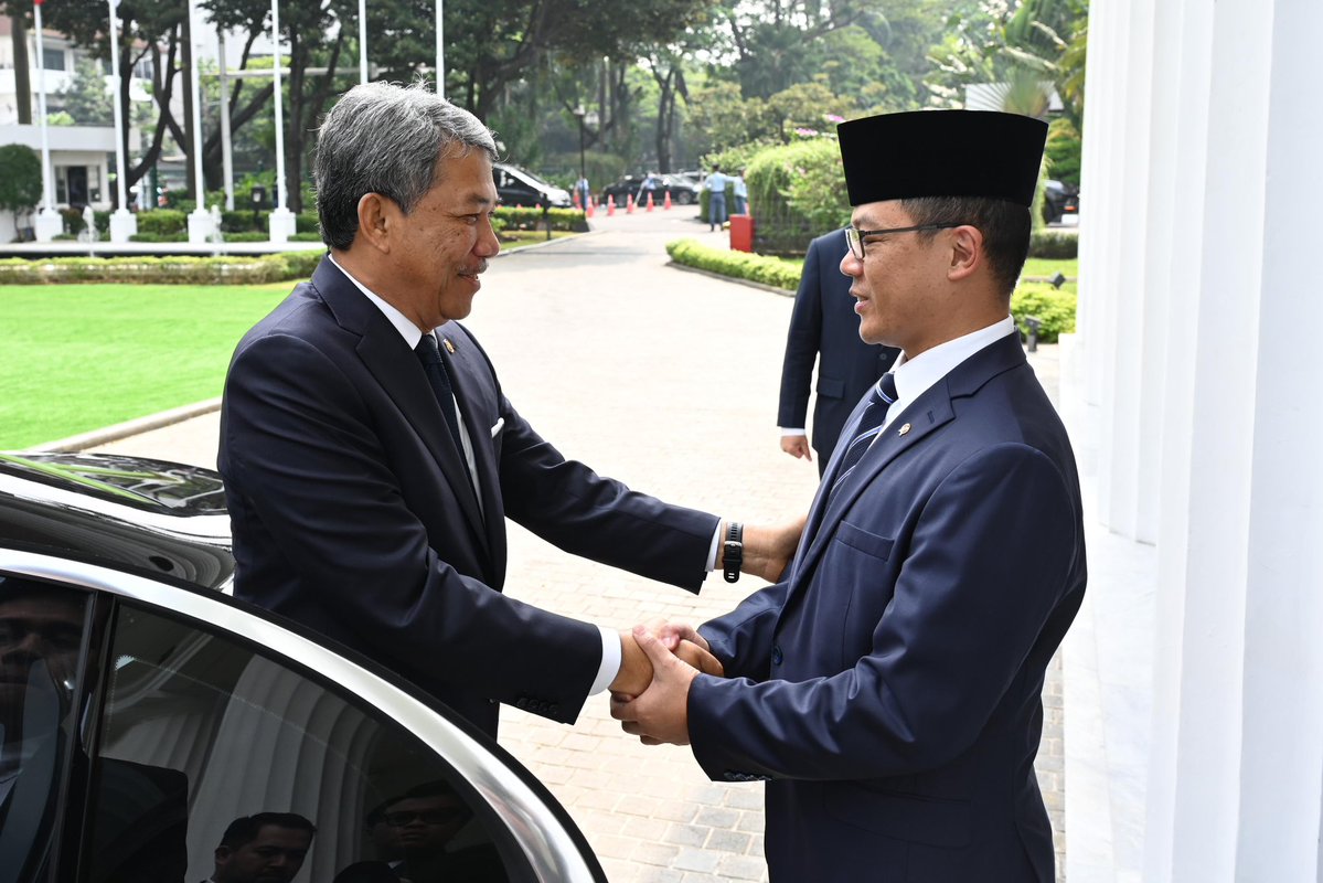 Menlu_RI's tweet photo. Today, FM @tokmatn9 of Malaysia and I co-chaired the 17th Joint Commission for Bilateral Cooperation 🇮🇩-🇲🇾 in Jakarta (4/6).

Our discussions reflected the strength and depth of Indonesia–Malaysia relations, anchored in longstanding historical, cultural, and geographical ties, and further reinforced by our shared commitment as founding members of ASEAN.

We agreed to strengthen cooperation on border management, the protection of Indonesian nationals, including migrant workers, and a wide range of strategic sectors that contribute to our shared growth, resilience, and prosperity.

Together, 🇮🇩🤝🇲🇾 will continue to work closely to promote peace, stability, and prosperity in the region.