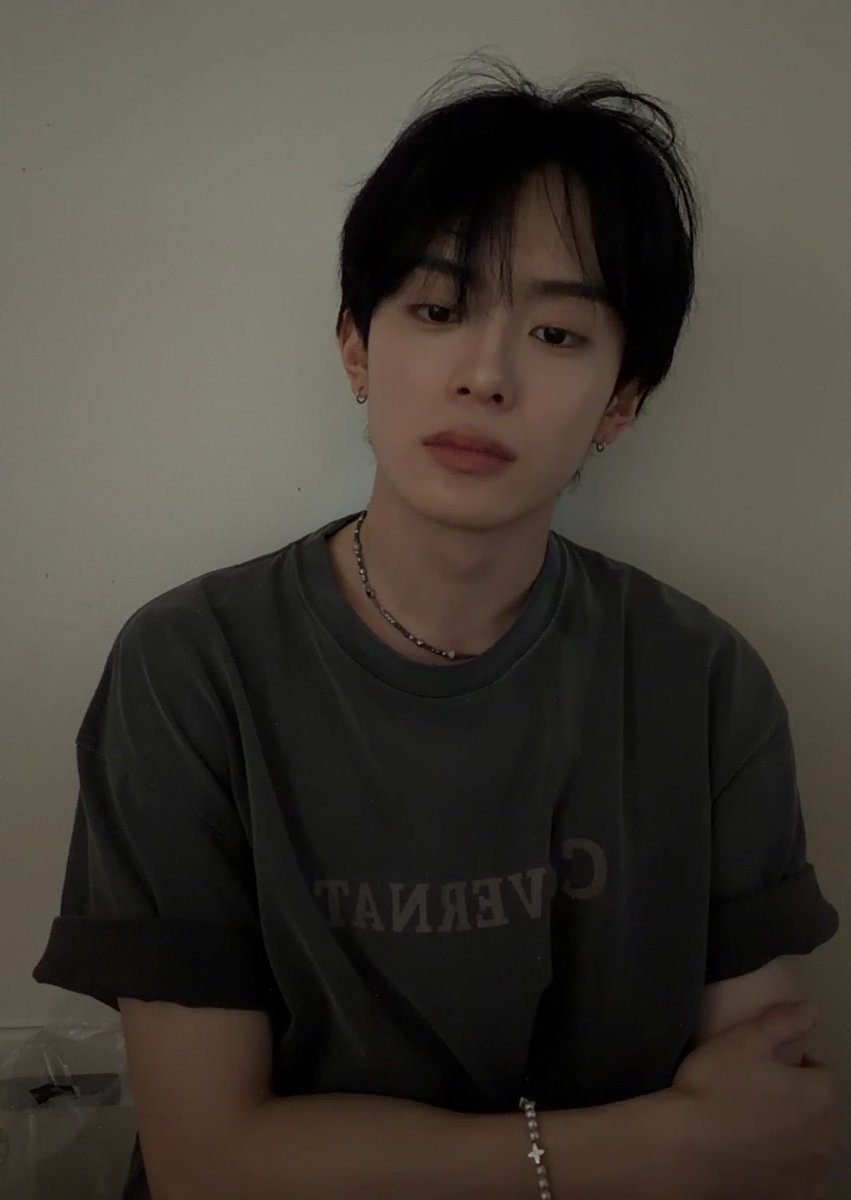 goodwalwar1's tweet photo. 엄청 새침하게생긴 냉미남 https://t.co/PjXyK1waOT