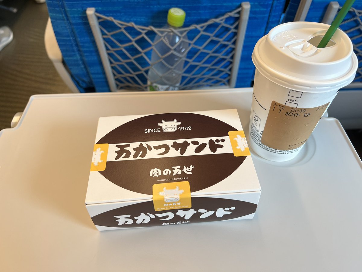 N1130T's tweet photo. さて明日から大阪公演ということで
物販宣伝担当なんで、またまたパンフレット持ってきました☺️

ほんでエスカレーターの違和感ね。
西は右寄りねそーいえば🙌

東京公演とはまた違った雰囲気になりそうで今からワクワクしてます。
明日からお待ちしてます🔥

#紅哭 https://t.co/mcWjZltDYu